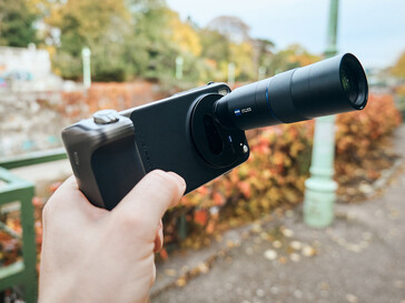 X300 Pro z zamontowanym telekonwerterem (źródło zdjęcia: Alex Wätzel)