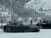 Tesle są często unieruchamiane w ekstremalnie niskich temperaturach, ponieważ po prostu nie ładują się, dopóki baterie się nie rozgrzeją. (Źródło zdjęcia: Forbes)