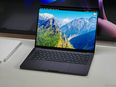 MacBook Pro M5 na biurku.