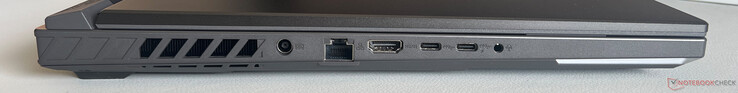 Po lewej: zasilacz, Gigabit-Ethernet, HDMI 2.1 FRL, USB-C 4.0 (40 GBit/s, DisplayPort 2.1), USB-C 4.0 (40 GBit/s, DisplayPort 2.1, Power Delivery), gniazdo audio 3,5 mm)