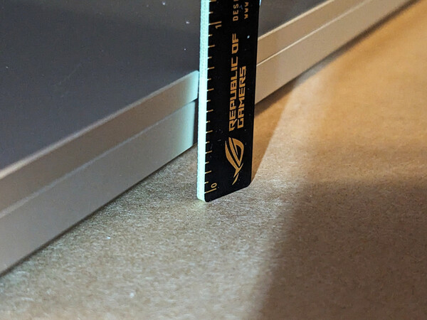 Laptop Surface Laptop Ultra posiada niewielką wypukłość z przodu, ułatwiającą otwieranie ekranu.