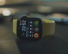 Apple Watch SE na stole (źródło zdjęcia: Onur Binay via Unsplash; przycięte)