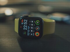 Apple Watch SE na stole (źródło zdjęcia: Onur Binay via Unsplash; przycięte)