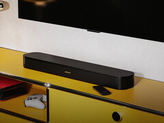 Głośnik TV Speaker 2. generacji debiutuje z centralnym głośnikiem wysokotonowym. Na zdjęciu: soundbar umieszczony pod telewizorem.