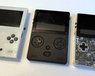 Pierwszy prototyp Game Bub po lewej stronie miał jeszcze trzy przyciski (źródło zdjęcia: Eli Lipsitz)