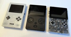 Pierwszy prototyp Game Bub po lewej stronie miał jeszcze trzy przyciski (źródło zdjęcia: Eli Lipsitz)