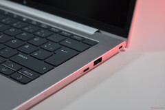 Prawa strona HP EliteBook 8 G1a 14 (źródło obrazu: Benjamin Herzig)