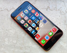 Następny iPhone SE może wymienić swój starzejący się ekran LCD na panel OLED. (Źródło zdjęcia: Recenzja iPhone SE 3 na Notebookcheck)