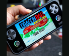 Lao Zhang's Yoo Y1 retro handheld do gier na zdjęciu
