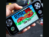 Lao Zhang's Yoo Y1 retro handheld do gier na zdjęciu