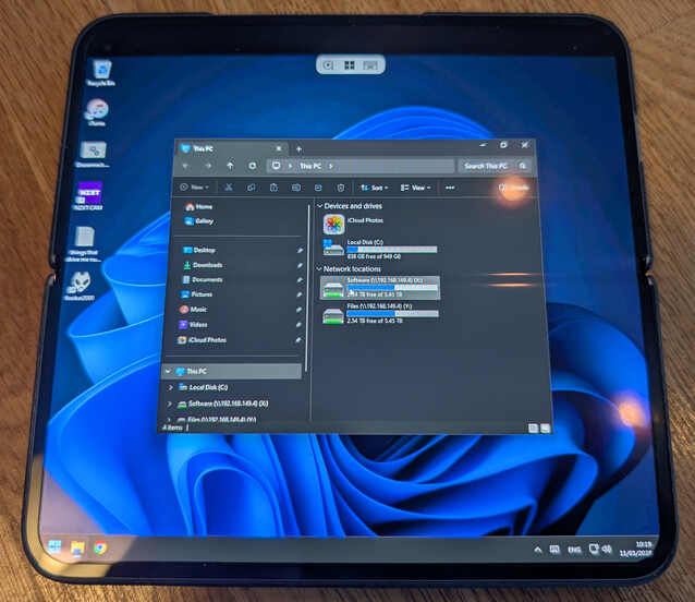 Tablety składane zdecydowanie mają przewagę podczas pracy z Pulpitem zdalnym, VNC i innymi narzędziami do zdalnej administracji. Ale nadal istnieją kompromisy (Źródło obrazu: Notebookcheck)