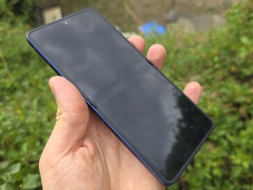 Recenzja Samsung Galaxy Z Flip7. (Źródło zdjęcia: Marcus Herbrich)