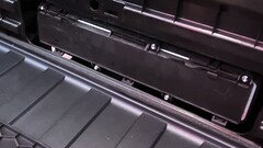 Wymiana filtra HEPA w Cybertruck zajmuje tylko minutę (zdjęcie: Munro Live/YT)