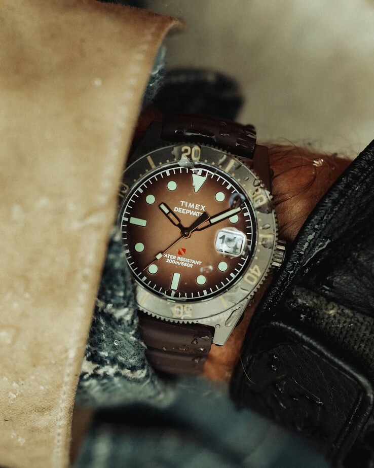 Zegarek nurkowy Huckberry x Timex Deepwater Reef 200 z brązową tarczą, kopertą ze stali nierdzewnej, czarną ramką oraz dopasowanym brązowym paskiem.