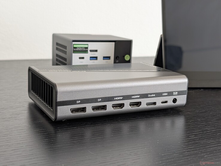 2x DisplayPort 2.0 (4K120), 2x HDMI 2.1 (4K120), OcuLink (PCIe4 x4), USB-C 4.0 (100 W Power Delivery, bez DisplayPort), zasilacz sieciowy