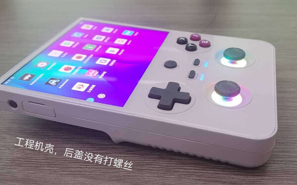 Rzekome spojrzenie na próbkę inżynieryjną Anbernic RG477V. (Źródło zdjęcia: Maxzhou88)