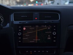 Deska rozdzielcza samochodu z mapą nawigacyjną na ekranie systemu multimedialnego
