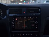 Deska rozdzielcza samochodu z mapą nawigacyjną na ekranie systemu multimedialnego