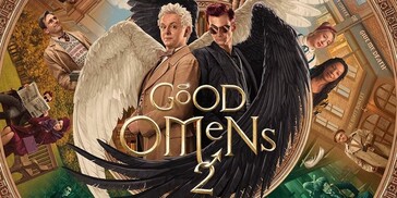 Aziraphale i Crowley idą krok w krok, nie jako anioł i demon, ale jako dwie stare dusze cicho poruszające się po świecie, który nie robi już miejsca na historie takie jak ich.