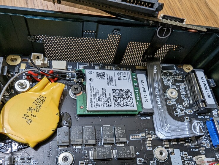 Odłączany moduł WLAN znajduje się pod dyskiem SSD M.2