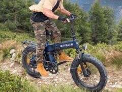 Engine Pro 3.0 Boost: Składany e-rower, który nadaje się również do jazdy w terenie. (Źródło zdjęcia: Engwe)