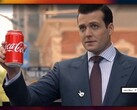Gabriel Macht jako Harvey Specter trzymający puszkę Coca-Coli w scenie wykorzystanej do zademonstrowania lokowania produktu generowanego przez sztuczną inteligencję Halftime (źródło zdjęcia: @xai via X, dawniej Twitter)
