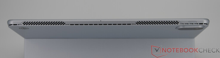 Góra: wyloty wentylatora, przycisk zasilania