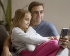 Ojciec i córka wspólnie przeglądający smartfon
