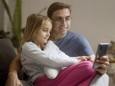 Ojciec i córka wspólnie przeglądający smartfon