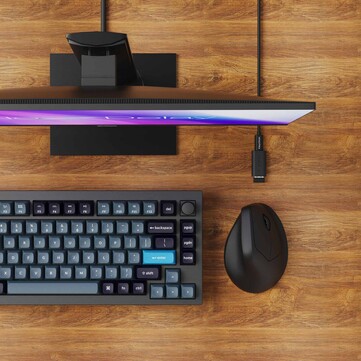 Keychron M5 8K zawiera pleciony kabel USB-C i adapter USB-C do A dla lepszego sygnału bezprzewodowego. (Źródło zdjęcia: Keychron)