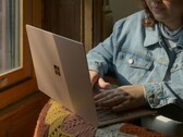Źródło zdjęcia: Osoba korzystająca z laptopa Microsoft Surface przy oknie (źródło obrazu: Surface na Unsplash)
