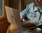 Źródło zdjęcia: Osoba korzystająca z laptopa Microsoft Surface przy oknie (źródło obrazu: Surface na Unsplash)