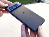 Pixel 8 Pro z powodzeniem przetrwał testy upadków i zarysowań. (Źródło obrazu: PBKreviews)