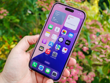 Apple iPhone 16 Pro Max na zewnątrz