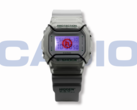 Zegarek Casio G-Shock x Hidden NY DW5600HDN257 (na zdjęciu) ma niestandardowe logo, które świeci na pomarańczowo przez podświetlenie LED. (Źródło zdjęcia: Casio)