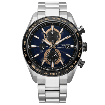 Chronograf Citizen Attesa z ciemnogranatową tarczą, akcentami w kolorze różowego złota, czarną lunetą czasu światowego i bransoletą Super Titanium
