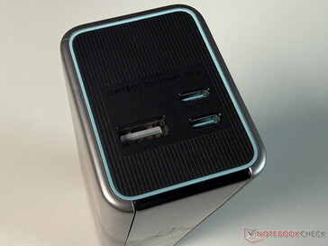 Trzy porty USB u góry