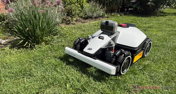Luba Mini z nawigacją LiDAR podczas koszenia