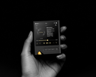 Onix Tocata XM2 DAP, na zdjęciu w dłoni na czarnym tle. (Źródło zdjęcia: Onix)