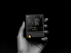 Onix Tocata XM2 DAP, na zdjęciu w dłoni na czarnym tle. (Źródło zdjęcia: Onix)