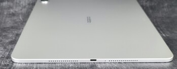 Po prawej stronie: Głośnik, port USB 3.2 Gen1 Type-C, mikrofon, głośnik