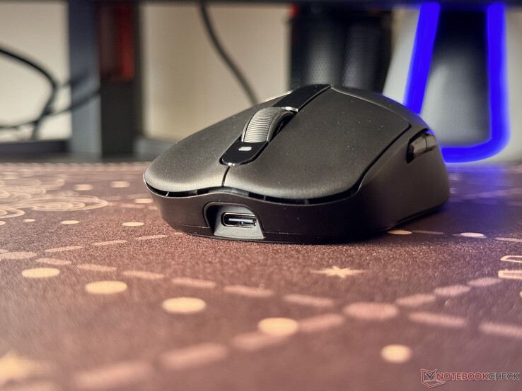 Dash Ultra ładuje się za pomocą portu typu C znajdującego się z przodu