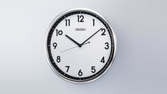 Ścienny zegar kwarcowy Seiko KX701S w stylu retro z ramką w srebrnym kolorze i kontrastową czarno-białą tarczą.