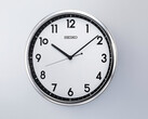 Ścienny zegar kwarcowy Seiko KX701S w stylu retro z ramką w srebrnym kolorze i kontrastową czarno-białą tarczą.