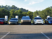 Model Y, Cybertruck, Model 3 i Model S/X ustawione w kolejce na stacji Supercharger. (Źródło zdjęcia: Tesla)