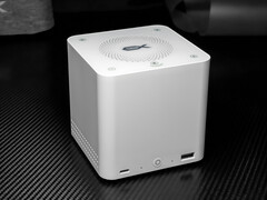 Beelink Mate Pro ma kompaktową obudowę. Na zdjęciu: zdjęcie przedstawiające widok stacji dokującej z przodu.