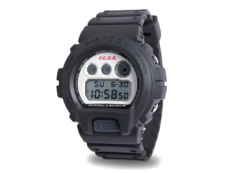 Widok pod kątem na zegarek cyfrowy Casio G-Shock DW-6900 x F.C. Real Bristol z limitowanej edycji, wyposażony w czarny pasek z żywicy oraz tarczę w stylu vintage w kolorze złamanej bieli.