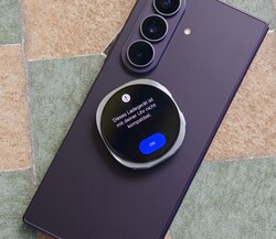 Galaxy Watch9 podczas próby ładowania za pomocą funkcji Wireless PowerShare