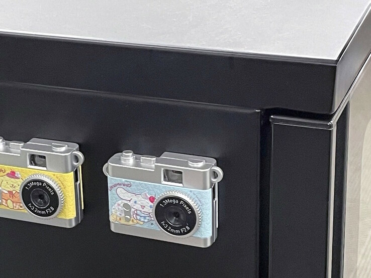 Zabawkowy aparat fotograficzny Kenko Tokina Pieni II jest wyposażony w magnes z tyłu. (Źródło zdjęcia: Kenko Tokina)