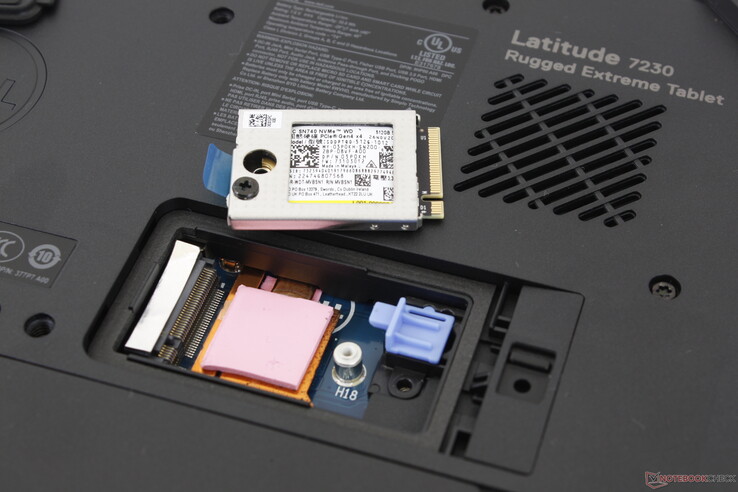 Wyjmowany dysk SSD M.2 2230 PCIe4 x4. Dysk siedzi na podkładce termicznej i radiatorze